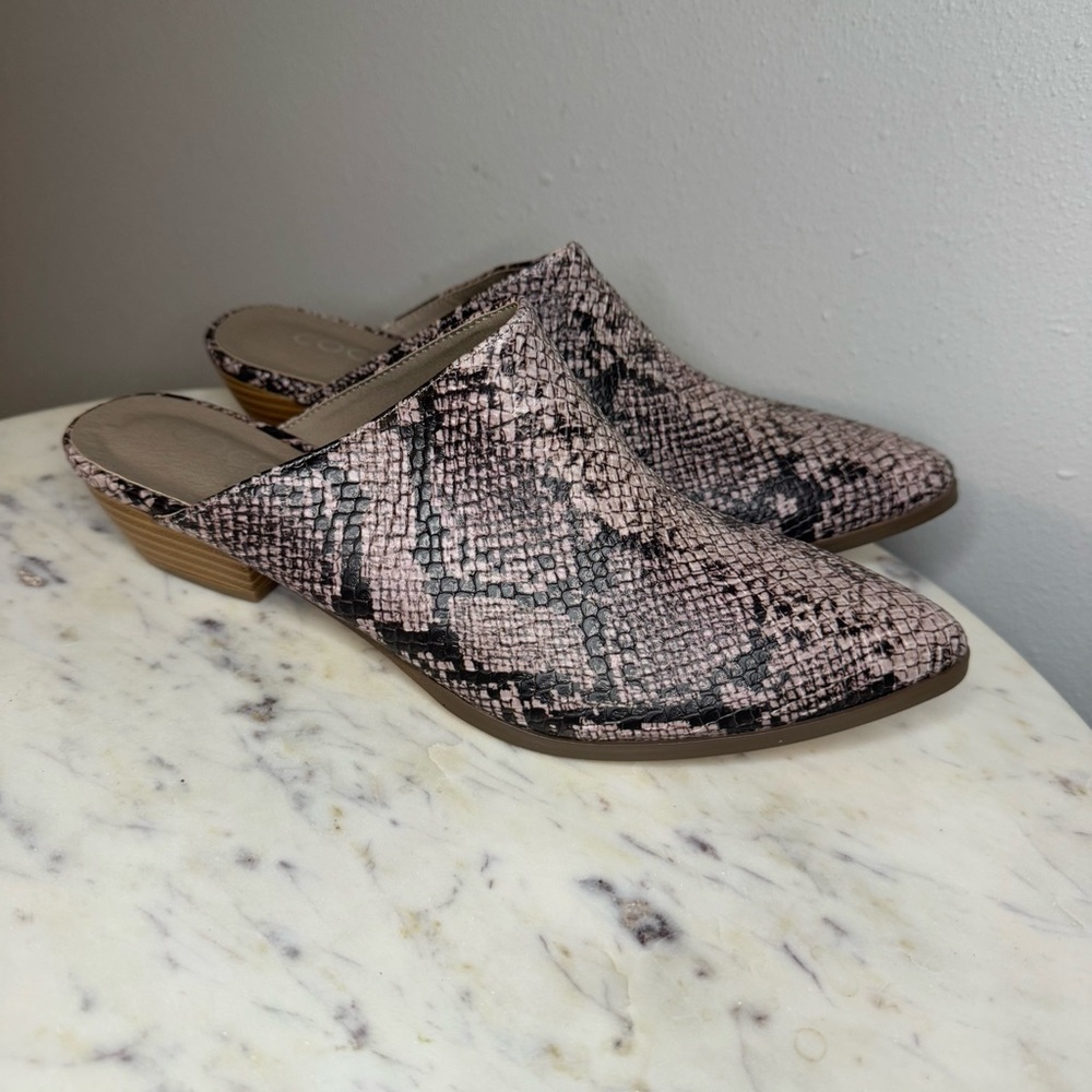 Coconuts by Matisse Mules Size 6.5
Snakeskin print Vegan Leather shoes
Heels